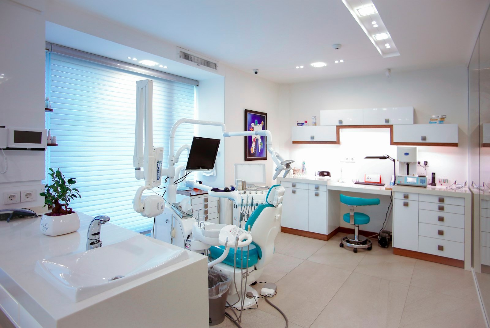 Consultorio dental moderno con sillón