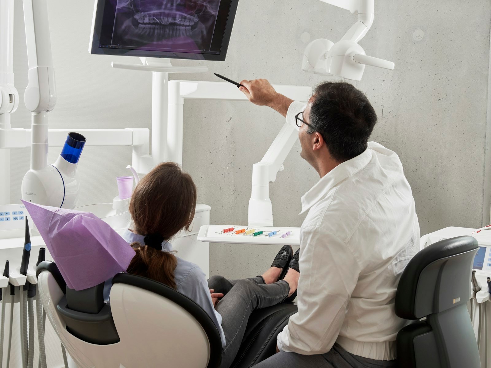 Dentista con bata blanca