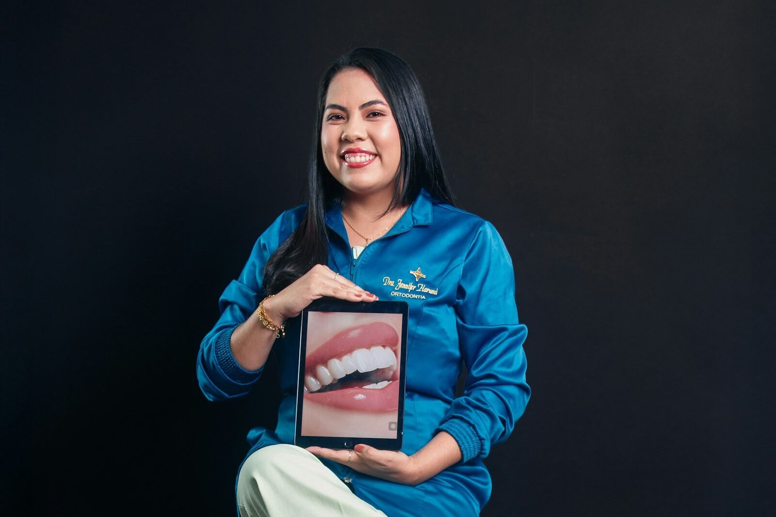 Dentista sosteniendo una tableta