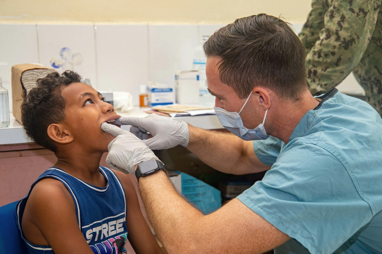 Dentista revisando los dientes de un niño