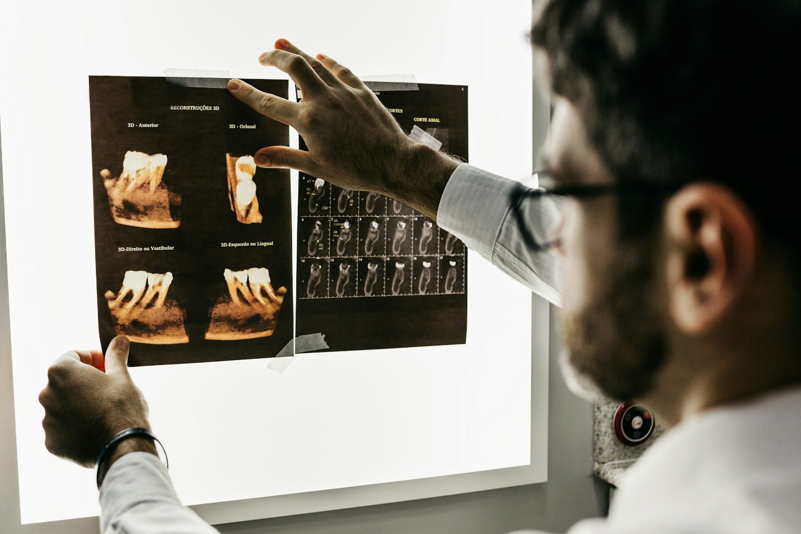 Dentista revisando radiografías dentales
