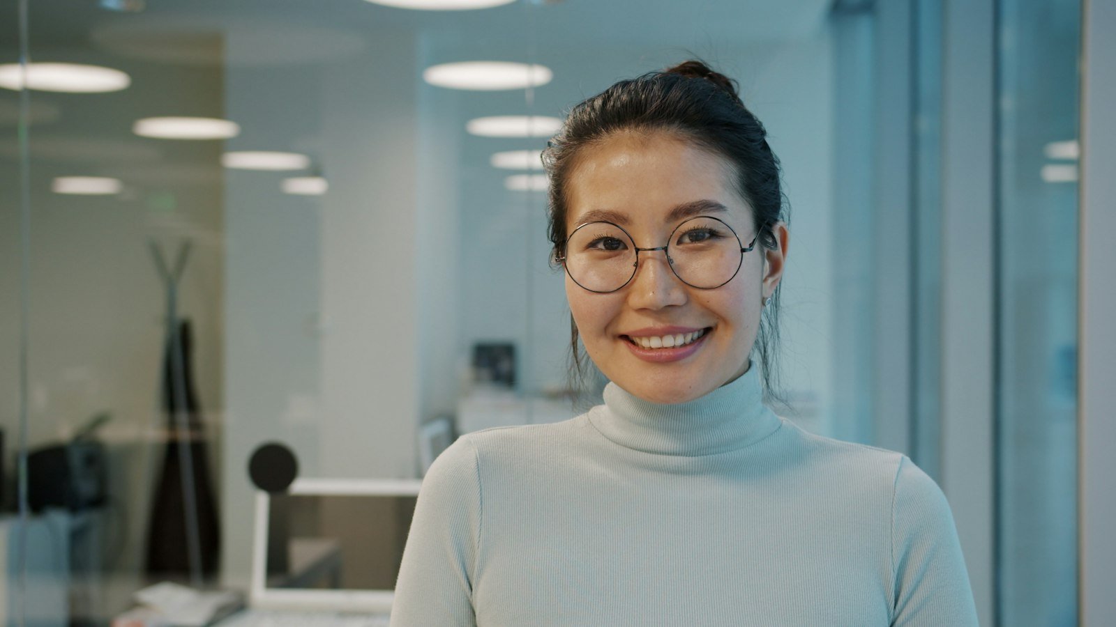 Contadora sonriente en la oficina
