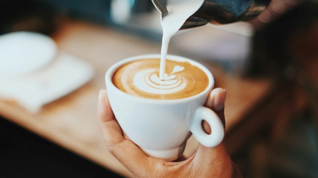 Barista haciendo latte art