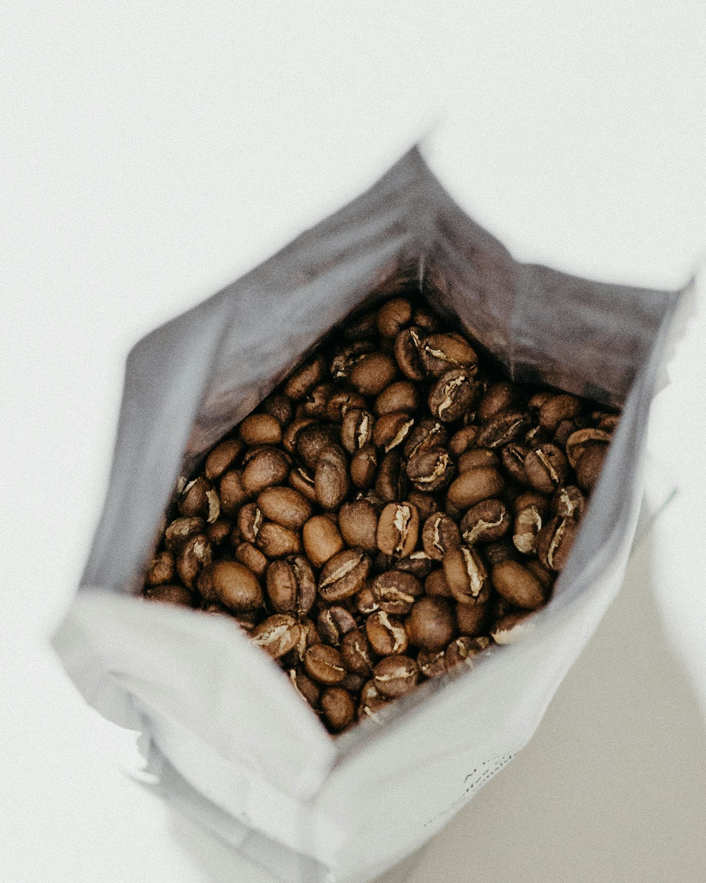 Granos de café en un costal