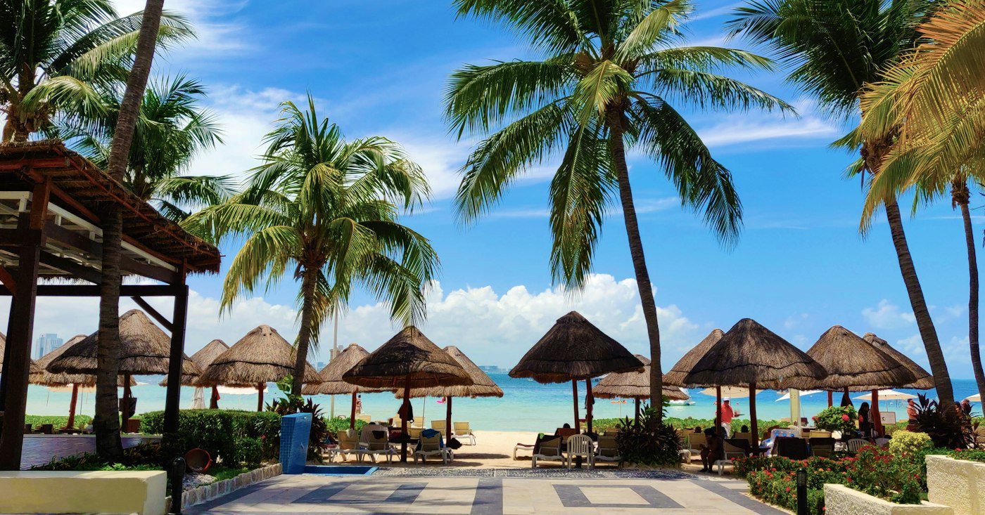 Playa con sombrillas en Cancún