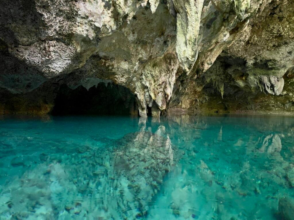 Cenote de agua turquesa