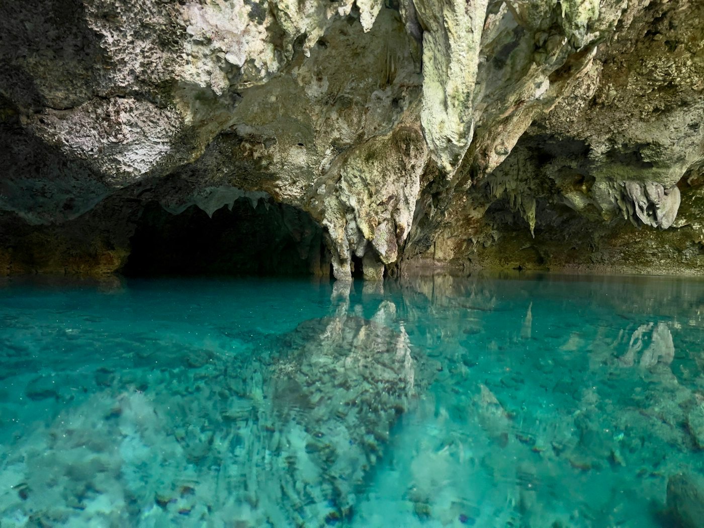 Cenote de agua turquesa