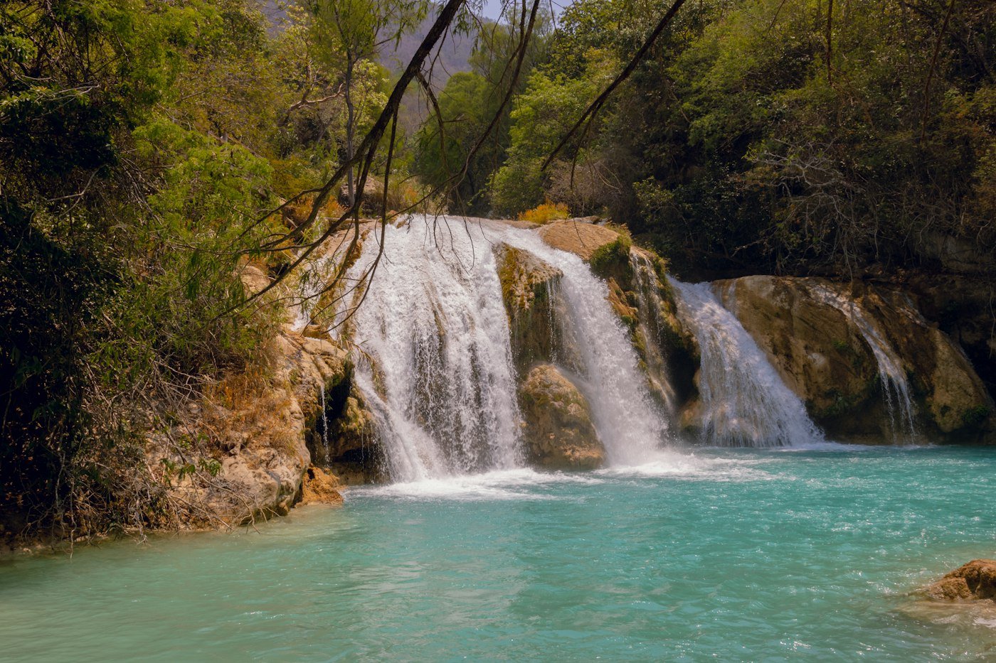 Cascada de agua azul en Chiapas