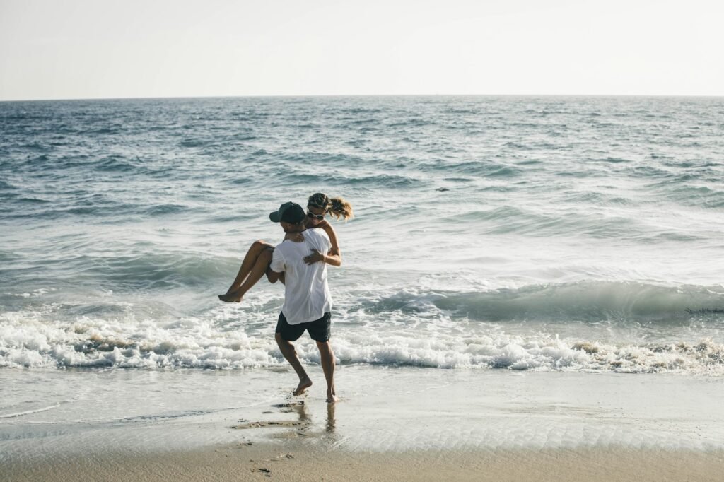 Pareja divirtiéndose en la playa