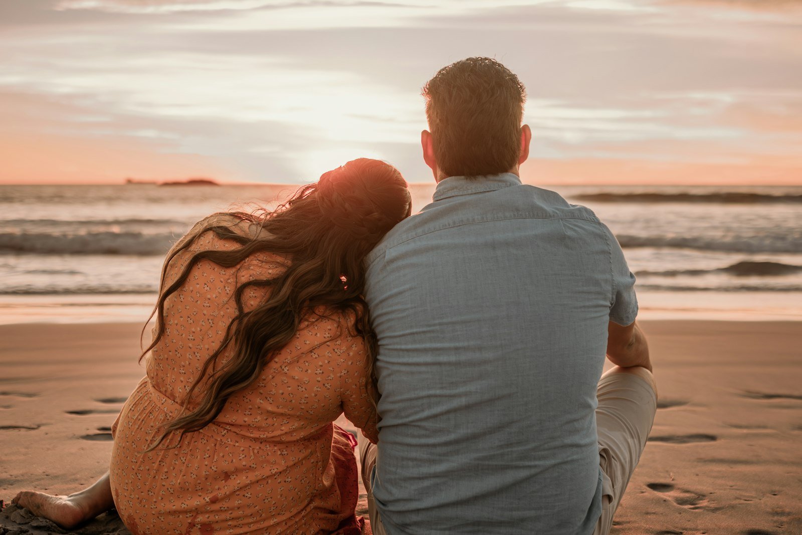 Pareja viendo el mar en la playa