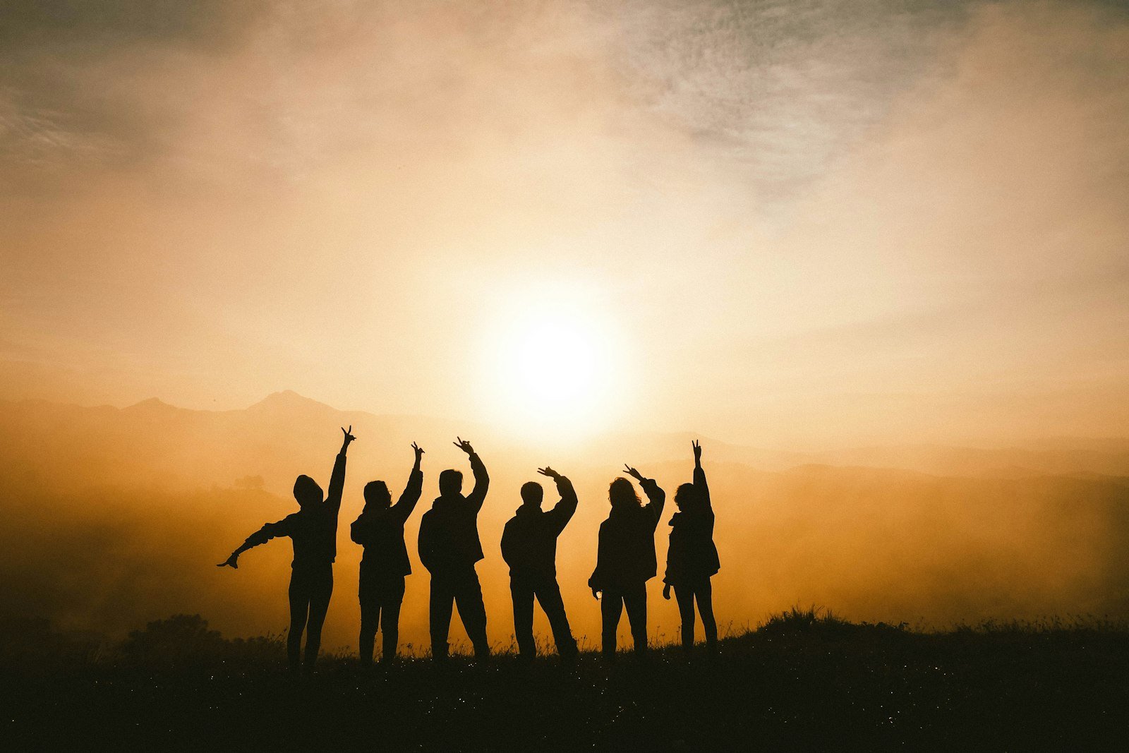 Grupo de amigos en la cima de una montaña