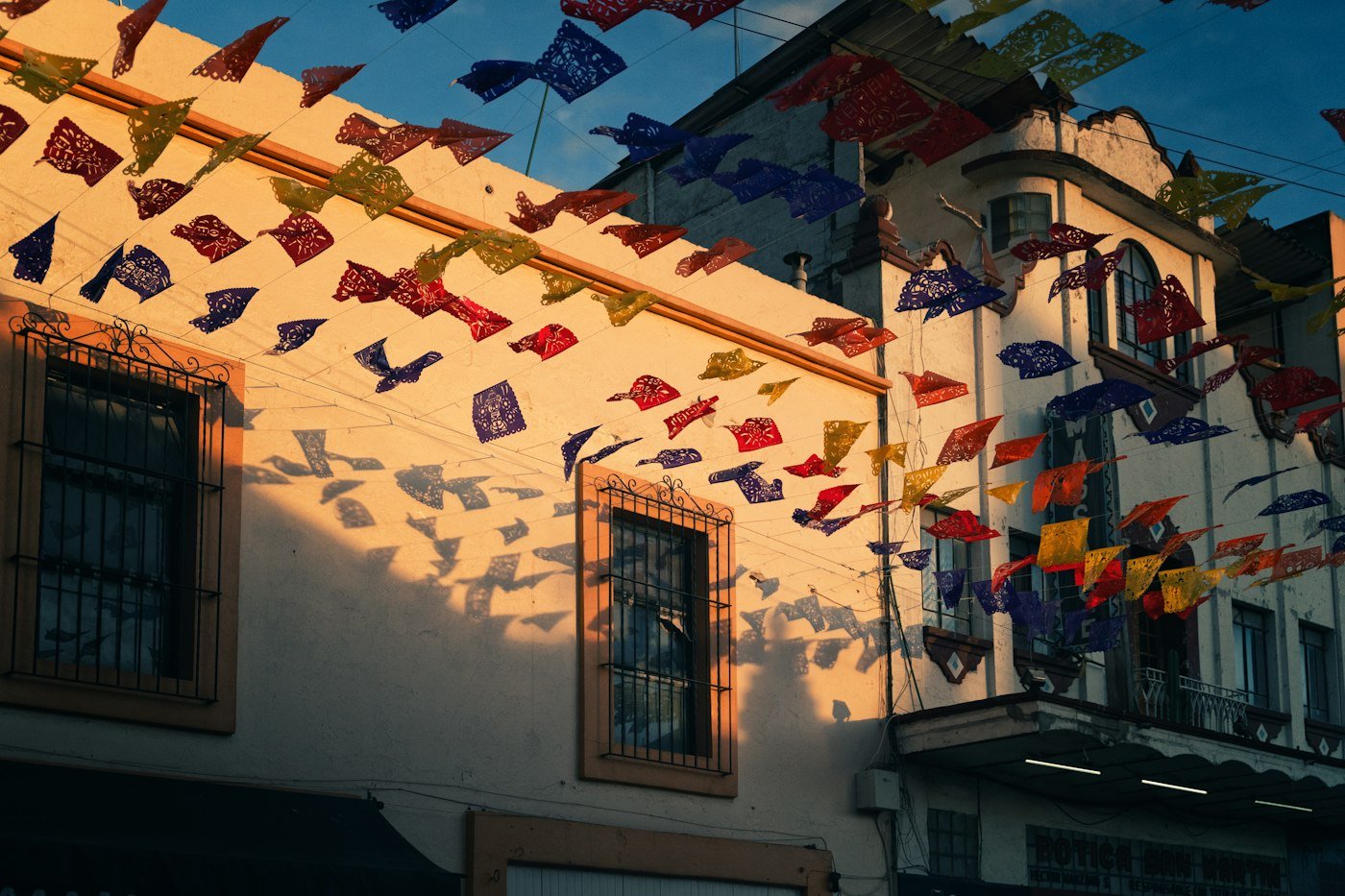 Papel picado en una calle de Oaxaca