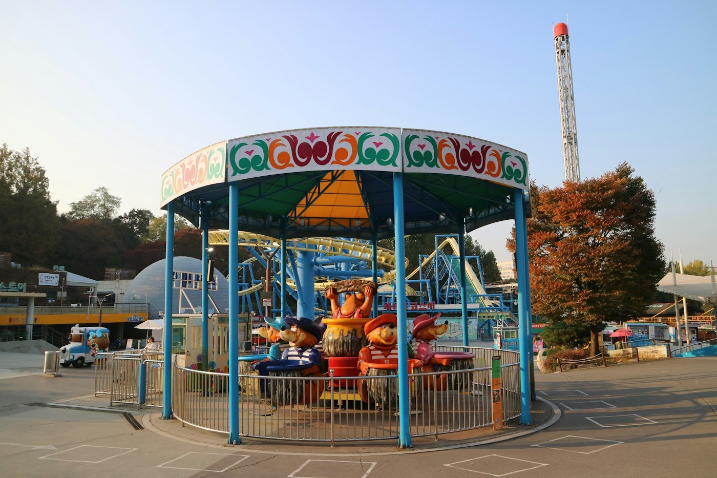 Carrusel en un parque de atracciones