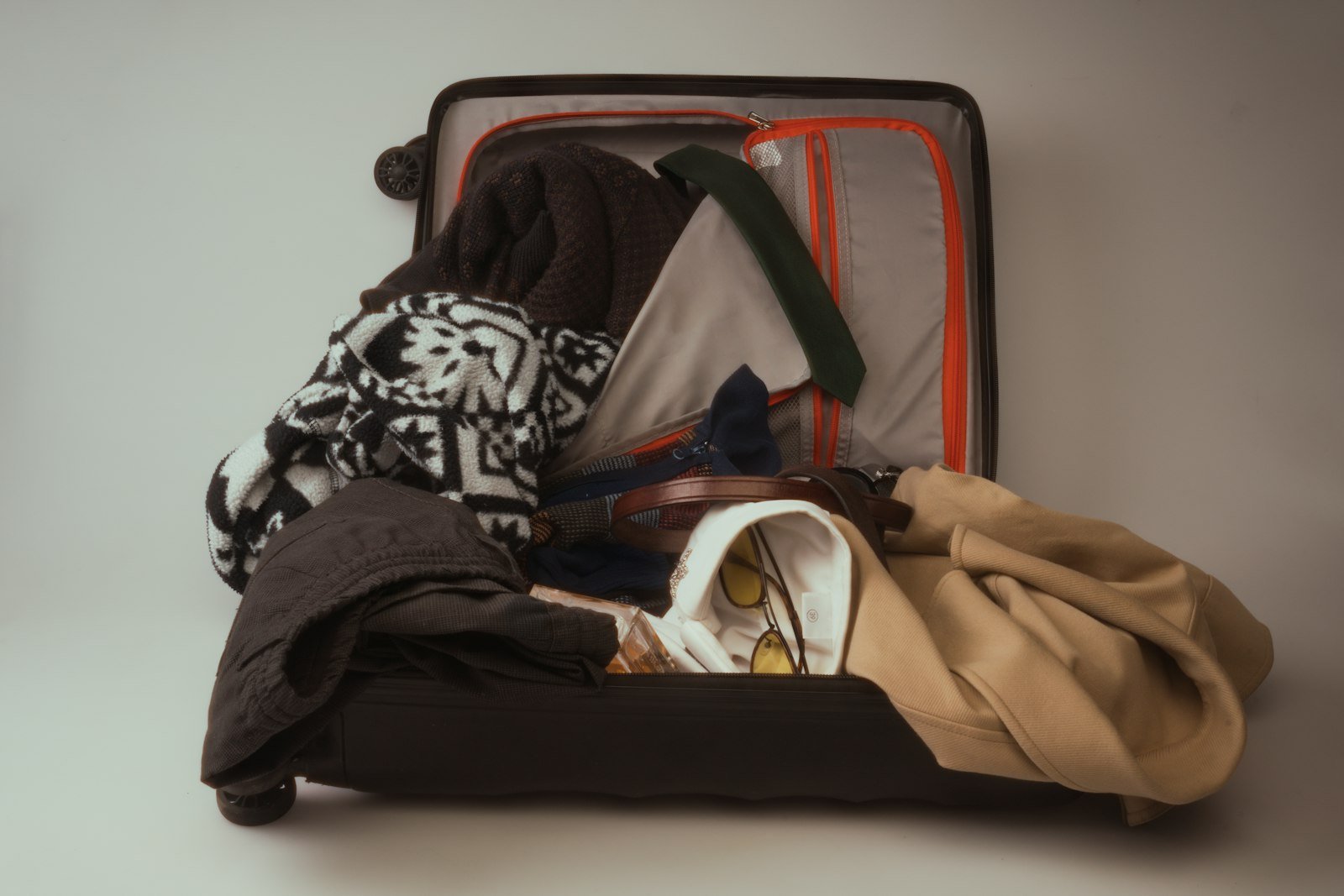 Maleta abierta lista para viajar